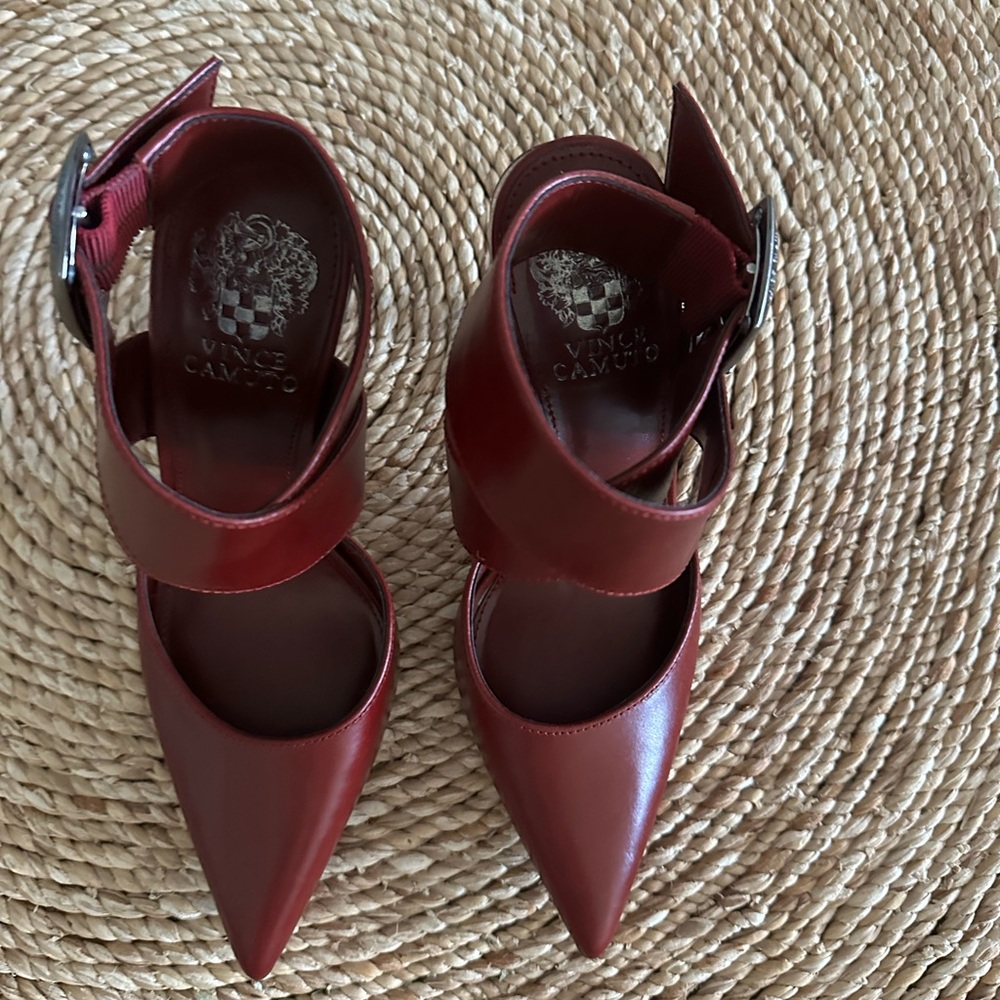 Vince Camuto Burgundy Leather Buckle Pump Sz 7.5 NWOT - Picture 3 of 6
